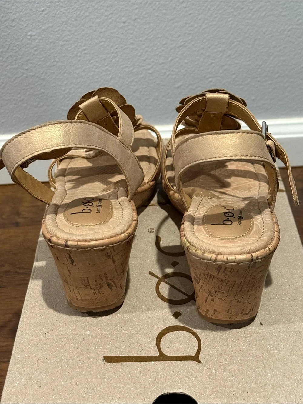 b.o.c. Cornelis Floral wedge sandal (size 8)